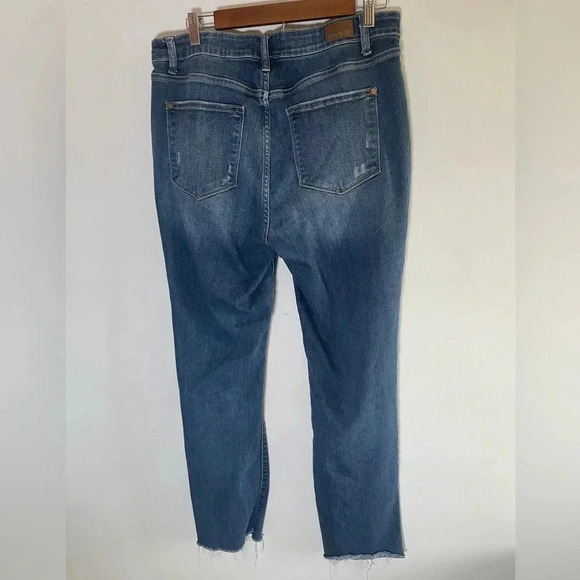 Judy Blue High Waisted Straight Fit Distressed Fray Hem Jeans 15/32 Plus EUC 021 - Picture 4 of 9